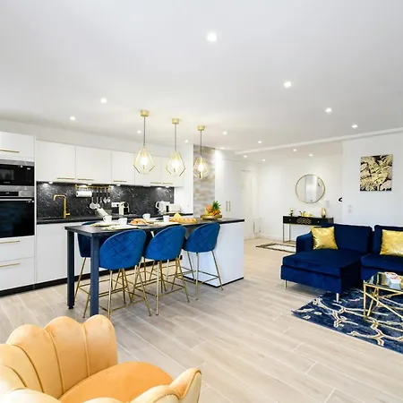 Elena Yourhosthelper 칸느