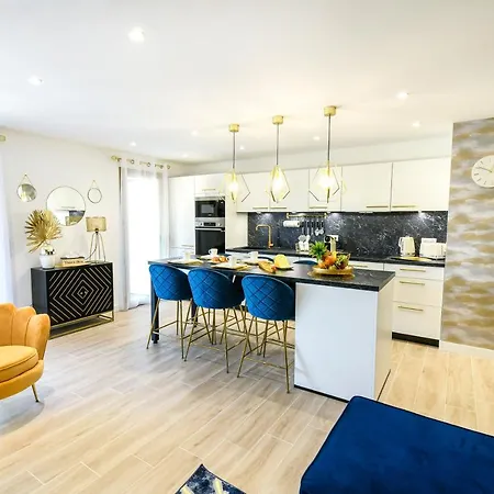 Elena Yourhosthelper