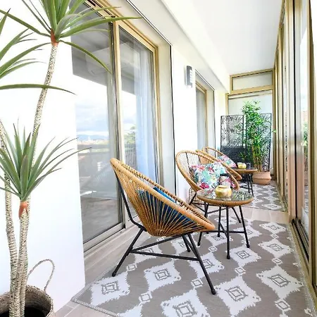 Elena Yourhosthelper *