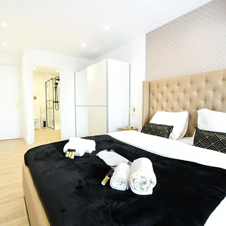 Elena Yourhosthelper *