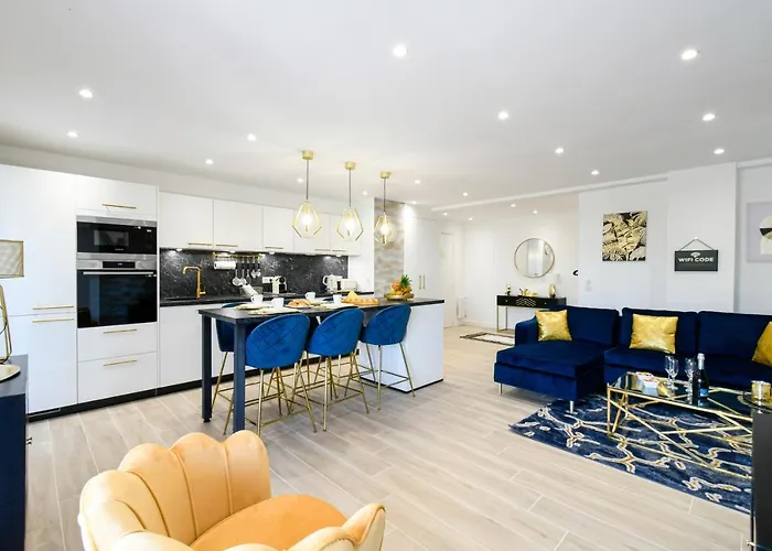 Elena Yourhosthelper קאן