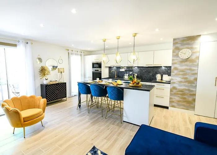 Elena Yourhosthelper