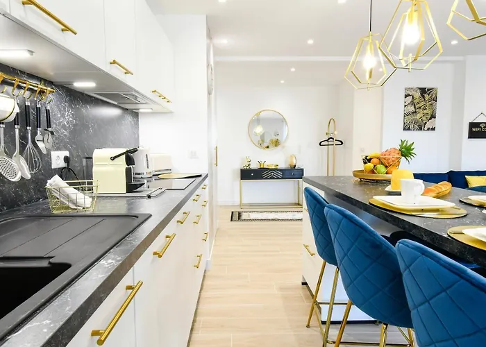 Elena Yourhosthelper アパート