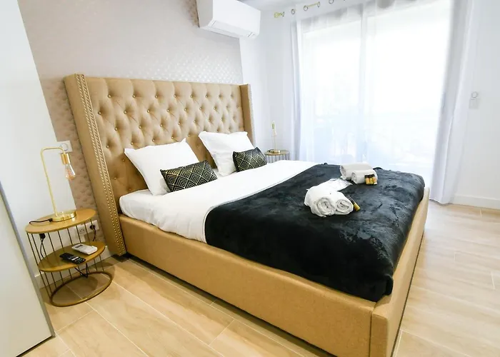 Elena Yourhosthelper * カンヌ