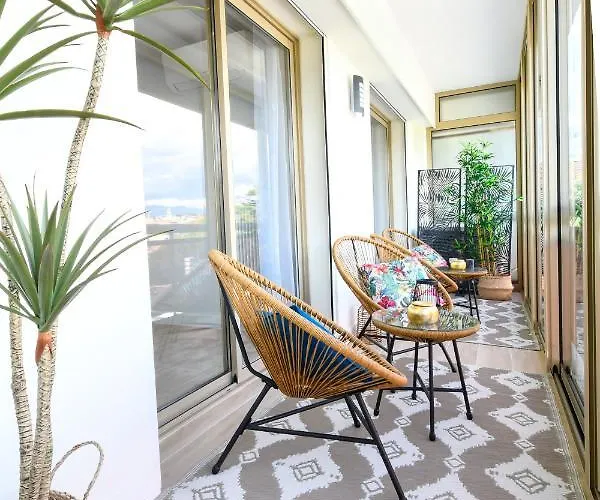 Elena Yourhosthelper *